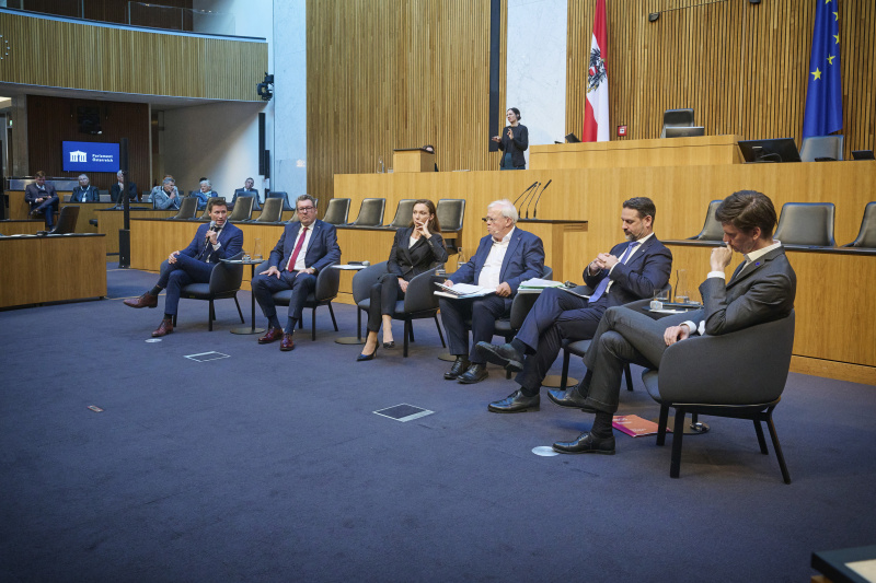 Podiumsdiskussion. Von links: Nationalratsabgeordneter David Stögmüller (GRÜNE), Nationalratsabgeordneter Robert Laimer (SPÖ), Nationalratsabgeordnete Susanne Fürst (FPÖ), Moderation Journalist Christian Wehrschütz, Nationalratsabgeordneter Friedrich Ofenauer (ÖVP), Nationalratsabgeordneter Douglas Hoyos-Trauttmansdorff (NEOS)