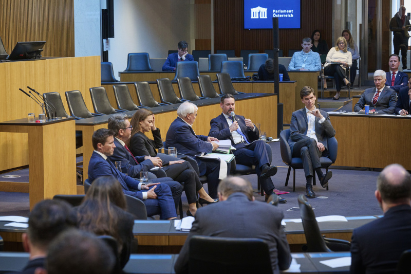 Podiumsdiskussion. Von links: Nationalratsabgeordneter David Stögmüller (GRÜNE), Nationalratsabgeordneter Robert Laimer (SPÖ), Nationalratsabgeordnete Susanne Fürst (FPÖ), Moderation Journalist Christian Wehrschütz, Nationalratsabgeordneter Friedrich Ofenauer (ÖVP), Nationalratsabgeordneter Douglas Hoyos-Trauttmansdorff (NEOS)