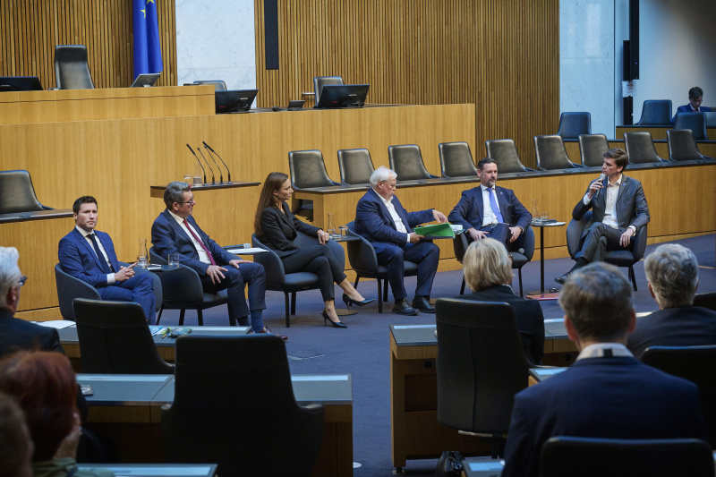 Podiumsdiskussion. Von links: Nationalratsabgeordneter David Stögmüller (GRÜNE), Nationalratsabgeordneter Robert Laimer (SPÖ), Nationalratsabgeordnete Susanne Fürst (FPÖ), Moderation Journalist Christian Wehrschütz, Nationalratsabgeordneter Friedrich Ofenauer (ÖVP), Nationalratsabgeordneter Douglas Hoyos-Trauttmansdorff (NEOS)