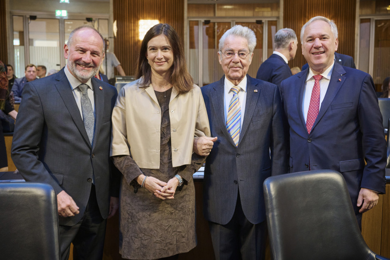 Von rechts: Nationalratspräsident Walter Rosenkranz (FPÖ), Bundespräsident a .D. Heinz Fischer, Schweizer Nationalratspräsidentin Maja Riniker, Bundesratspräsident Peter Samt (FPÖ)