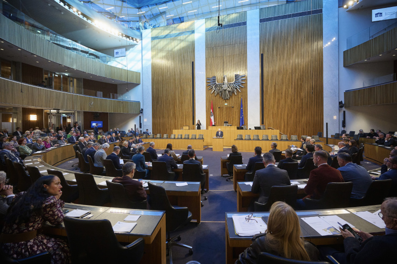 Moderation Journalist Christian Wehrschütz. Blick Richtung Veranstaltungsteilnehmerinnen und -teilnehmer