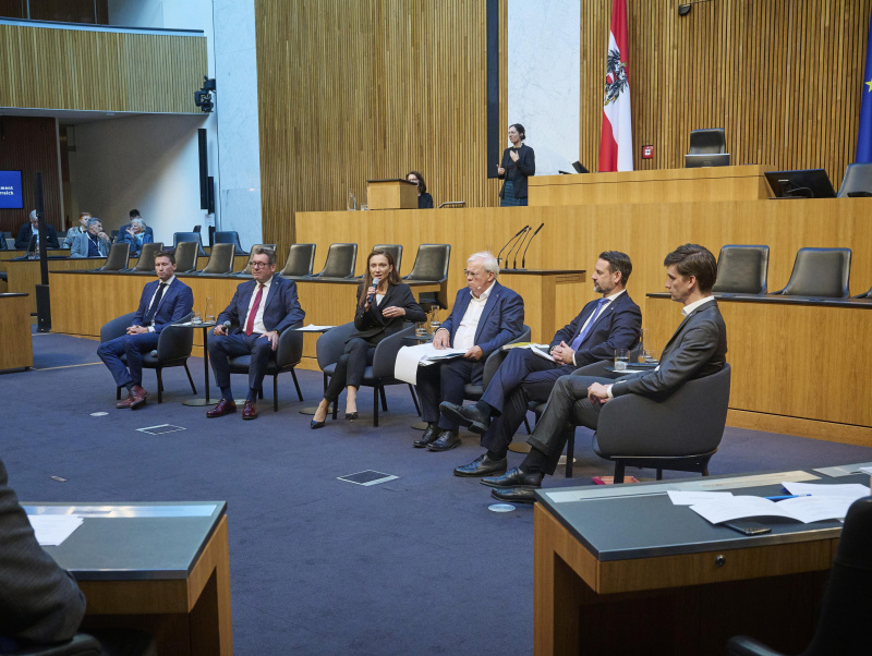 Podiumsdiskussion. Von links: Nationalratsabgeordneter David Stögmüller (GRÜNE), Nationalratsabgeordneter Robert Laimer (SPÖ), Nationalratsabgeordnete Susanne Fürst (FPÖ), Moderation Journalist Christian Wehrschütz, Nationalratsabgeordneter Friedrich Ofenauer (ÖVP), Nationalratsabgeordneter Douglas Hoyos-Trauttmansdorff (NEOS)