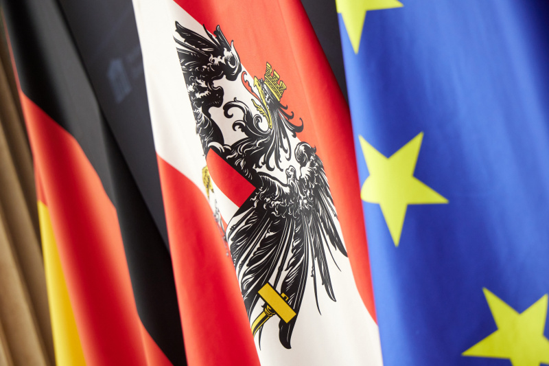 Fahnen. Von links: Deutschland, Österreich, EU