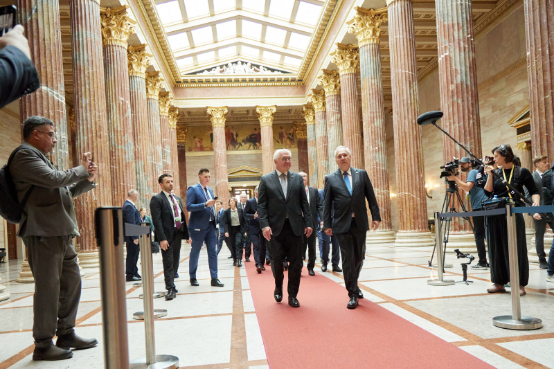 Einholung. Von rechts: Nationalratspräsident Walter Rosenkranz (FPÖ), Bundespräsident der Bundesrepublik Deutschland Frank Walter Steinmeier