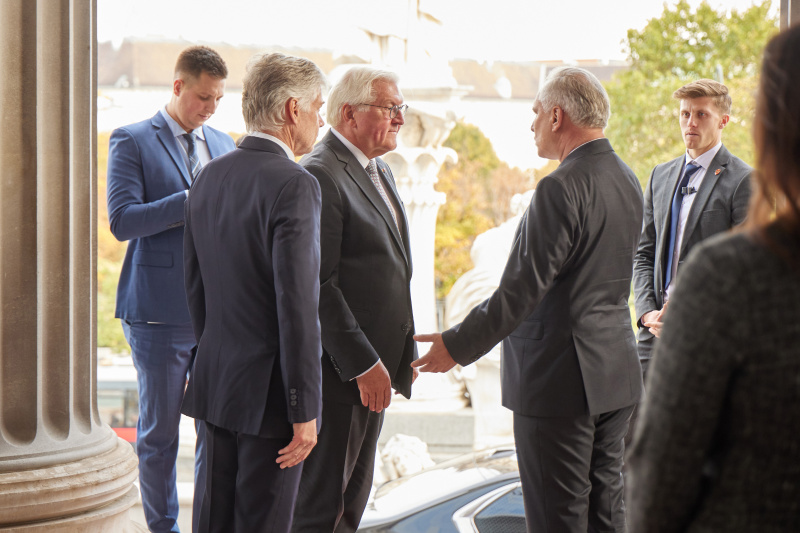 Begrüßung. Von rechts: Nationalratspräsident Walter Rosenkranz (FPÖ), Bundespräsident der Bundesrepublik Deutschland Frank Walter Steinmeier