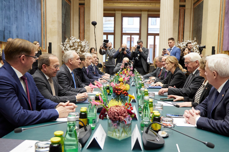 Aussprache. Linke Tischhälfte Österreichische Delelgation mit Nationalratspräsident Walter Rosenkranz (FPÖ) (3. von links). Rechte Tischhälfte deutsche Delegation mit Bundespräsident der Bundesrepublik Deutschland Frank Walter Steinmeier(3. von rechts)
