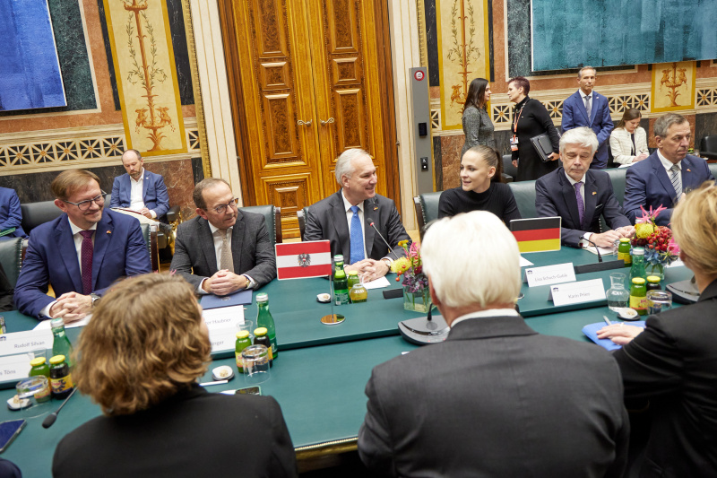 Aussprache. von links: Nationalratsabgeordneter Rudolf Silvan (SPÖ), Zweiter Nationalratspräsident Peter Haubner (ÖVP), Nationalratspräsident Walter Rosenkranz (FPÖ), Nationalratsabgeordnete Lisa Schuch-Gubik (FPÖ), Parlamentsdirektor Harald Dossi. Im Vordergrund Bundespräsident der Bundesrepublik Deutschland Frank Walter Steinmeier