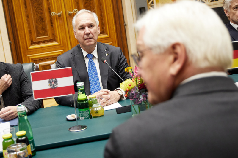Aussprache. Nationalratspräsident Walter Rosenkranz (FPÖ). Im Vordergrund Bundespräsident der Bundesrepublik Deutschland Frank Walter Steinmeier