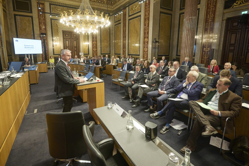 Eingangsreferat. Dritter Nationalratspräsident a. D. Norbert Hofer. Blick Richtung Veranstaltungsteilnehmerinnen und -teilnehmer