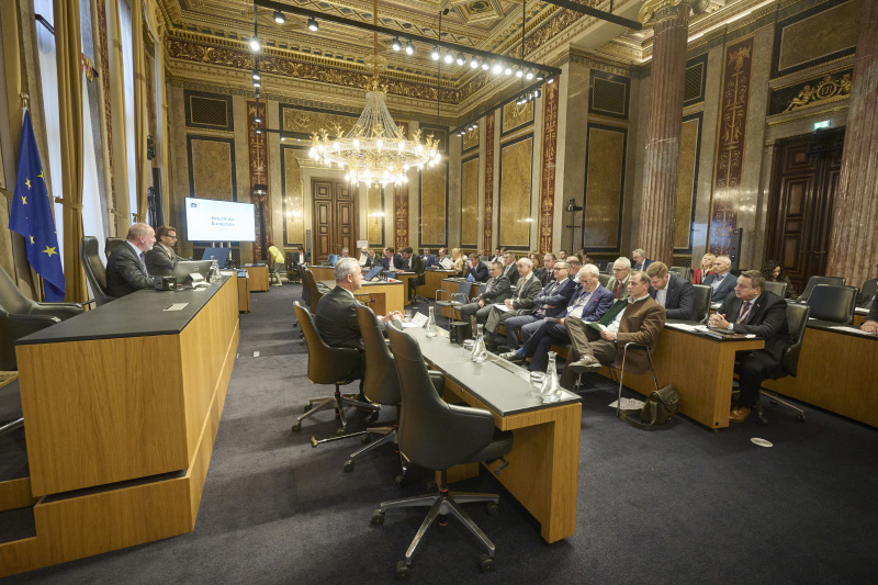 Eröffnung und Begrüßung Bundesratspräsident Peter Samt (FPÖ). Blick Richtung Veranstaltungsteilnehmerinnen und -teilnehmer