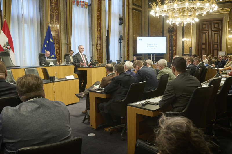 Eingangsreferat. Dritter Nationalratspräsident a. D. Norbert Hofer. Blick Richtung Veranstaltungsteilnehmerinnen und -teilnehmer