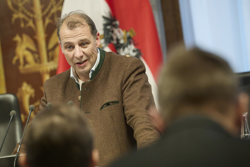 Am Rednerpult: Referent für Jagd und Fischerei, Natur- und Umweltschutz, Gewerbe, Feuerwehrwesen, Landesregierung Salzburg Wolf-Dietrich Schlemper