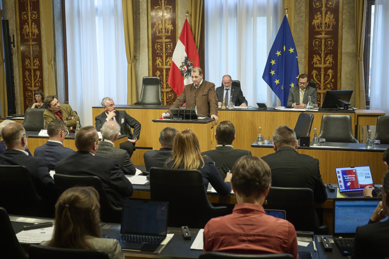 Am Rednerpult: Referent für Jagd und Fischerei, Natur- und Umweltschutz, Gewerbe, Feuerwehrwesen, Landesregierung Salzburg Wolf-Dietrich Schlemper. Blick Richtung Veranstaltungsteilnehmerinnen und -teilnehmer