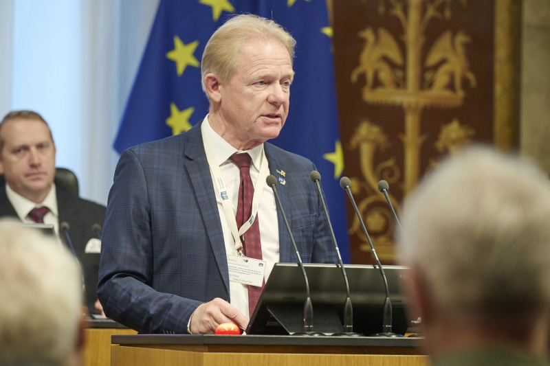 Am Rednerpult: Niederösterreichischer Landtagsabgeordnete Peter Gerstner