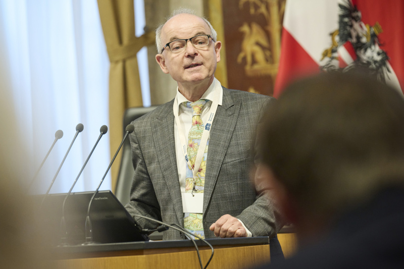 Am Rednerpult: Stellvertretender Institutsvorstand Universität Klagenfurt Norbert Wohlgemuth