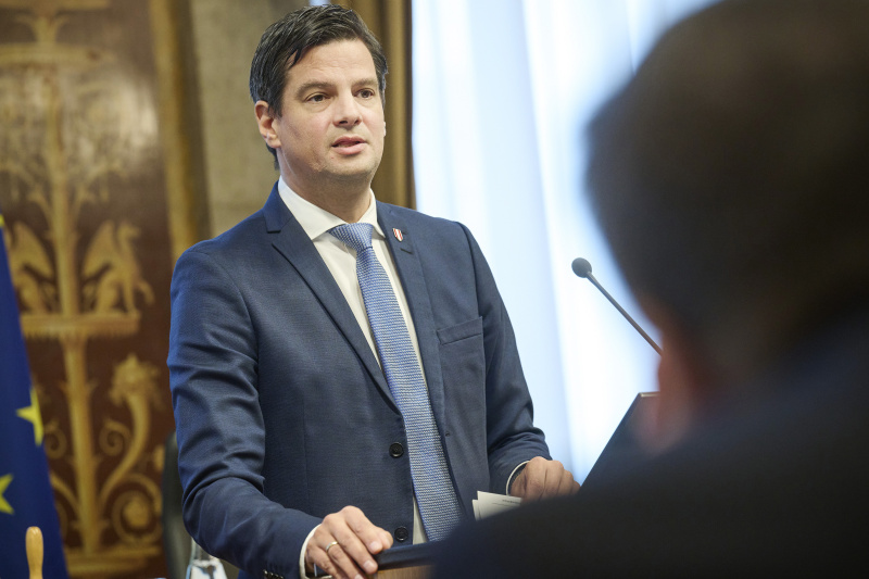 Am Rednerpult: Landesrat, Landesregierung Steiermark Hannes Amesbauer