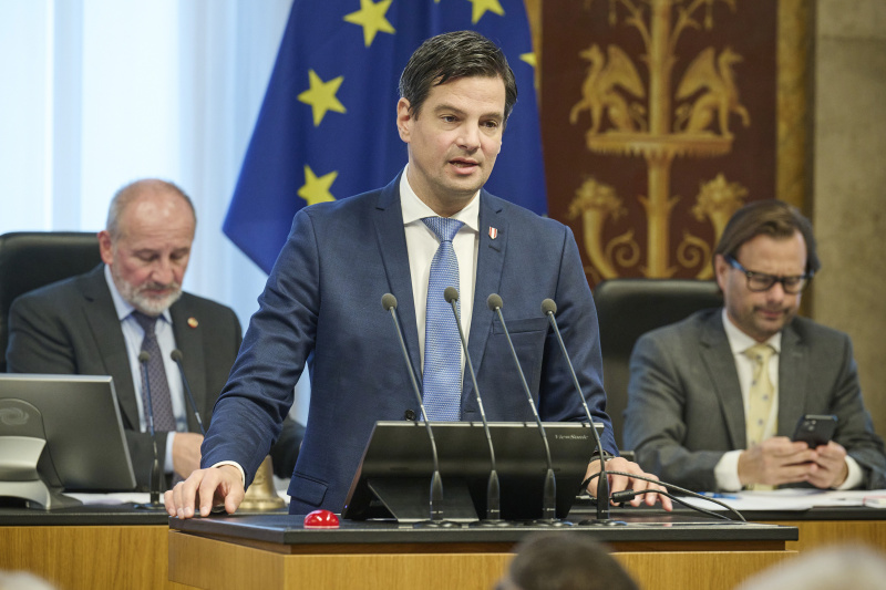 Am Rednerpult: Landesrat, Landesregierung Steiermark Hannes Amesbauer