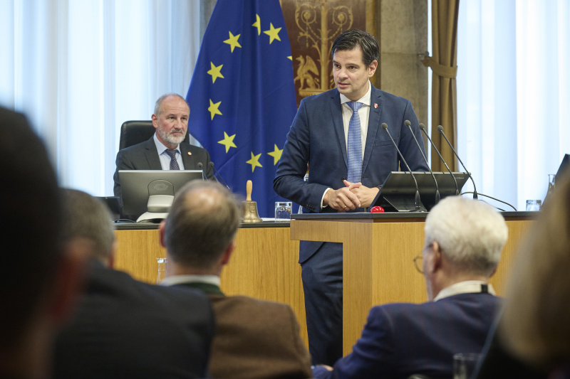 Am Rednerpult: Landesrat, Landesregierung Steiermark Hannes Amesbauer