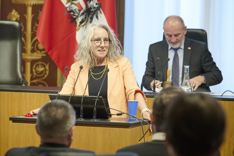 Am Rednerpult: Bundesrätin Simone Jagl (GRÜNE)