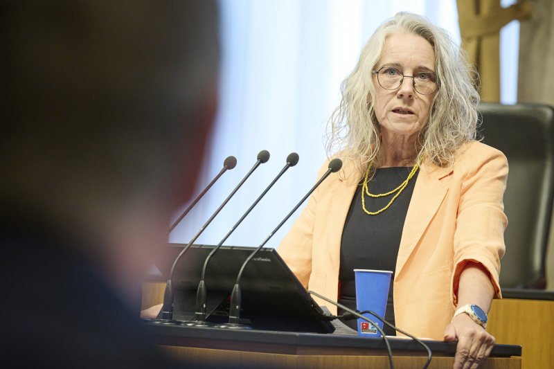 Am Rednerpult: Bundesrätin Simone Jagl (GRÜNE)