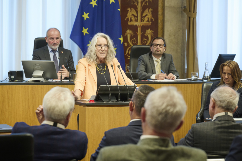 Am Rednerpult: Bundesrätin Simone Jagl (GRÜNE)