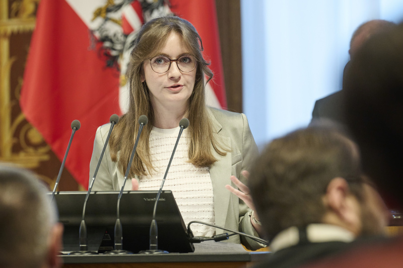 Am Rednerpult: Bundesrätin Julia Deutsch (NEOS)