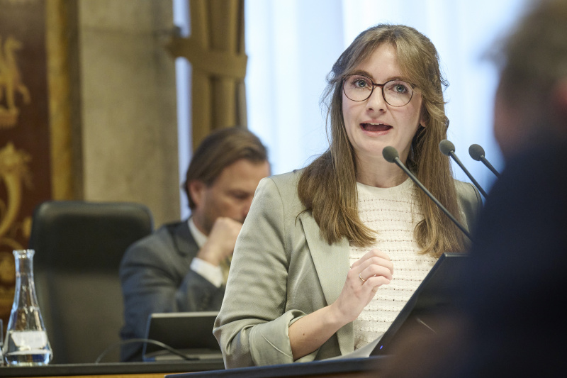 Am Rednerpult: Bundesrätin Julia Deutsch (NEOS)