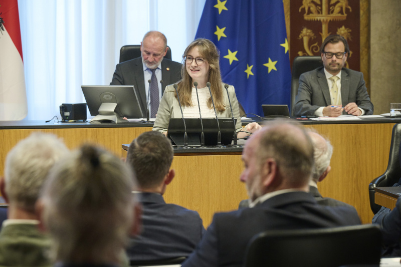 Am Rednerpult: Bundesrätin Julia Deutsch (NEOS)