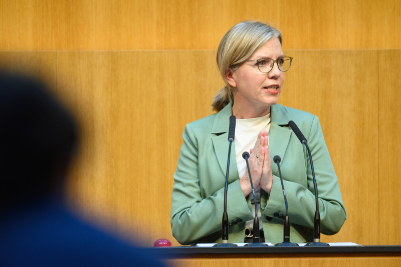 Am Rednerinnenpult: Nationalratsabgeordnete Leonore Gewessler (GRÜNE)