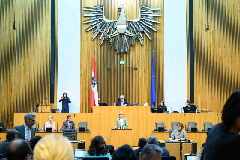 Am Rednerinnenpult: Nationalratsabgeordnete Leonore Gewessler (GRÜNE). Am Präsidium Nationalratspräsident Walter Rosenkranz (FPÖ)
