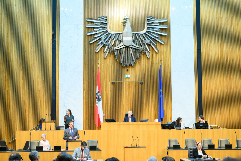 Auf der Regierungsbank: Bundesminister für Innovation, Mobilität und Infrastruktur Peter Hanke (SPÖ).  Am Präsidium Nationalratspräsident Walter Rosenkranz (FPÖ)