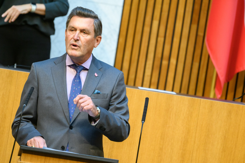 Auf der Regierungsbank: Bundesminister für Innovation, Mobilität und Infrastruktur Peter Hanke (SPÖ)