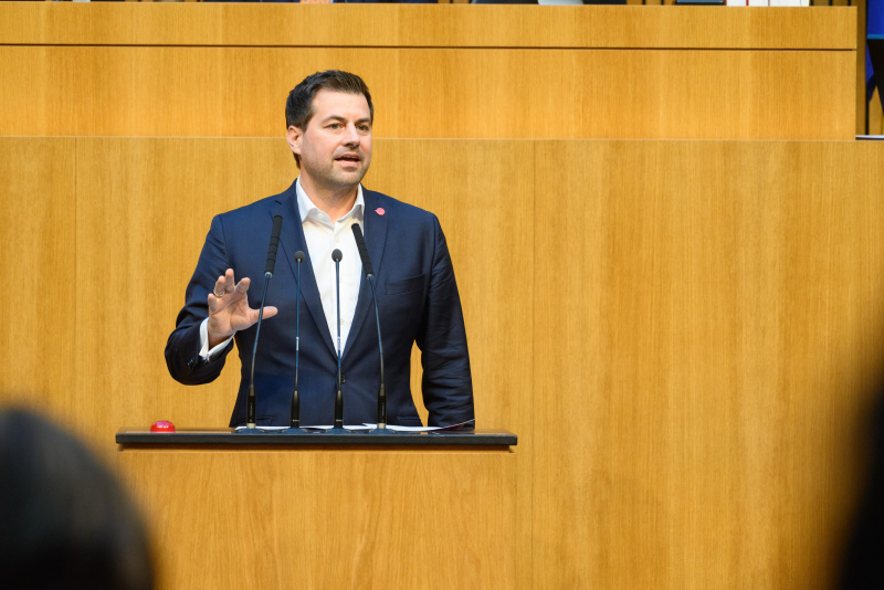 Am Rednerpult: Nationalratsabgeordneter Michael Bernhard (NEOS)