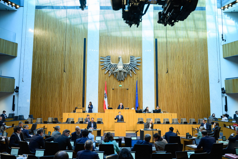 Am Rednerpult: Nationalratsabgeordneter Michael Bernhard (NEOS)