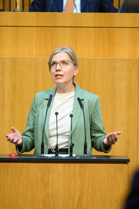 Am Rednerinnenpult: Nationalratsabgeordnete Leonore Gewessler (GRÜNE)