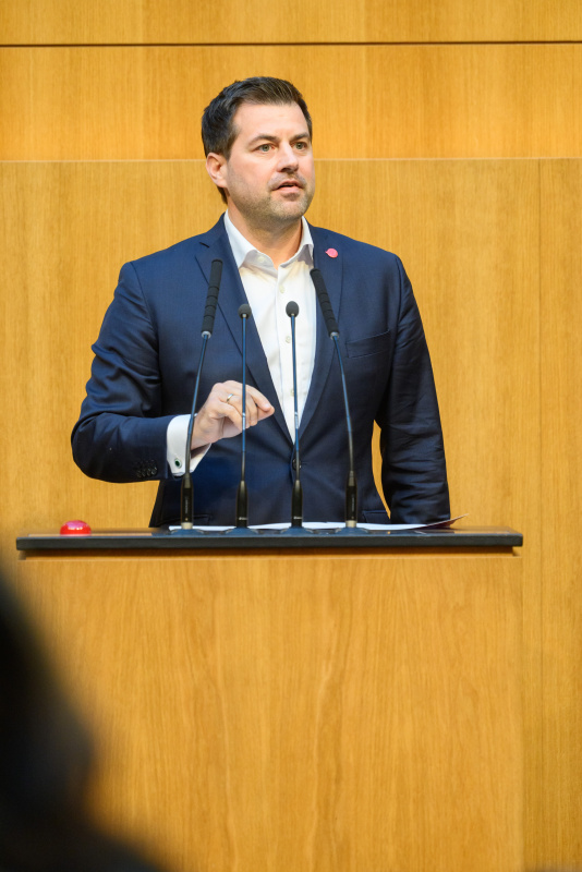 Am Rednerpult: Nationalratsabgeordneter Michael Bernhard (NEOS)