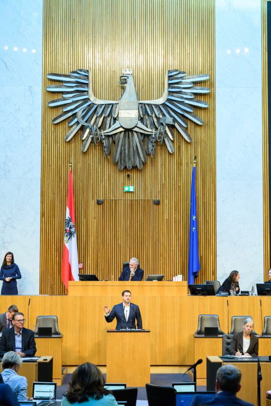 Am Rednerpult: Nationalratsabgeordneter Michael Bernhard (NEOS)