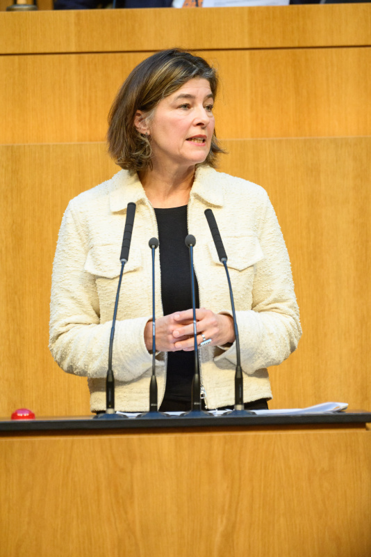 Am Rednerinnenpult: Nationalratsabgeordnete Elisabeth Götze (GRÜNE)