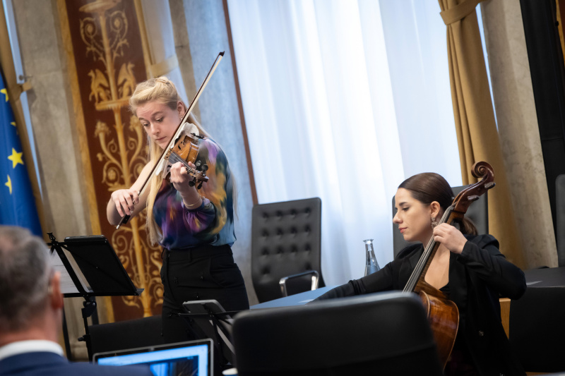 Musikalische Untermalung Eva Lucia Schmölzer und Dorottya Standi