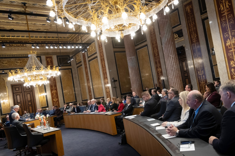 Blick Richtung Sitzungsteilnehmerinnen und -teilnehmer