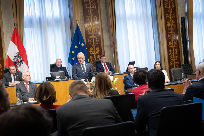 Festrede Bundesratspräsident a.D. Karl Bader (ÖVP). Auf der Regierungsbank von rechts: Präsidentin des Burgenländischen Landtages Astrid Eisenkopf (SPÖ), Vorsitzender der Landtagspräsidentinnen- und -präsidentenkonferenz Max Hiegelsberger (ÖVP), Nationalratspräsident Walter Rosenkranz (FPÖ). Am Präsidium Bundesratspräsident Peter Samt (FPÖ)