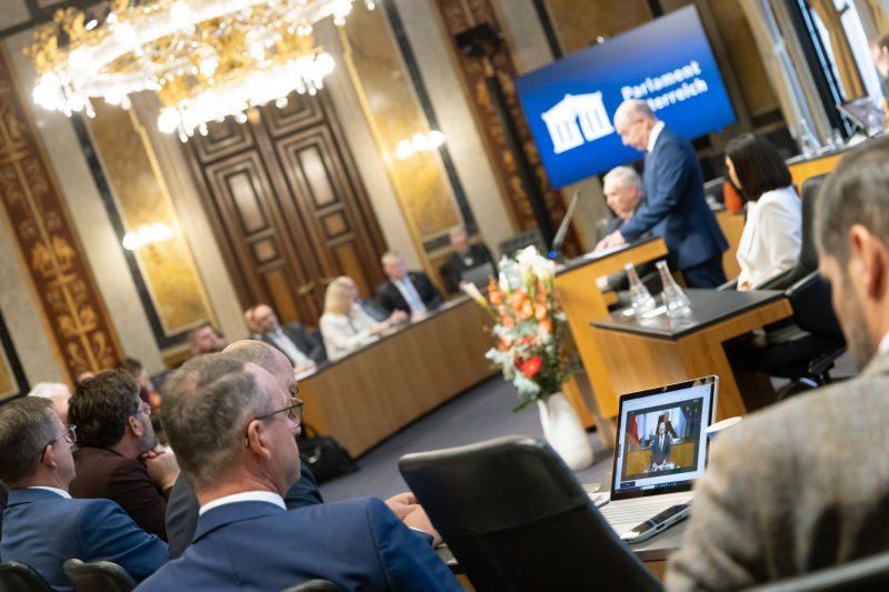 Blick Richtung Sitzungsteilnehmerinnen und -teilnehmer