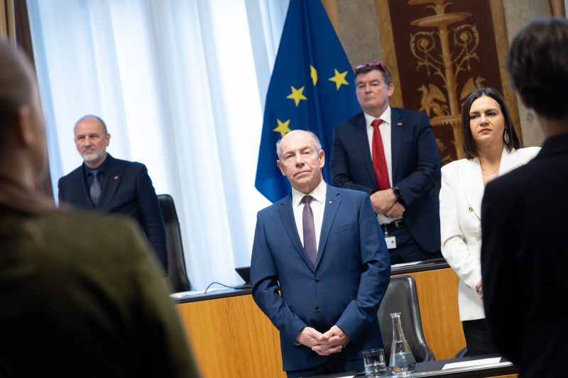 Bundeshymne. Auf der Regierungsbank von rechts: Präsidentin des Burgenländischen Landtages Astrid Eisenkopf (SPÖ), Vorsitzender der Landtagspräsidentinnen- und -präsidentenkonferenz Max Hiegelsberger (ÖVP)