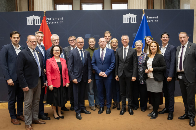 Gruppenfoto. 1. Reihe von links: Bundesrat Silvester Gfrerer (ÖVP), Bundesrätin Christine Schwarz-Fuchs (ÖVP), Bundesratspräsident a.D. Karl Bader (ÖVP), Vorsitzender der Landtagspräsidentinnen- und -präsidentenkonferenz Max Hiegelsberger (ÖVP), Bundesrat Harald Himmer, Bundesrätin Klara Neurauter (ÖVP), Bundesrätin Johanna Miesenberger (ÖVP). 2. Reihe von links: Bundesrat Sebastian Stark (ÖVP), Bundesrat Karl Weber (ÖVP), Bundesrat Ferdinand Tiefnig (ÖVP), Bundesrat Christoph Thoma (ÖVP), Bundesrätin Bernadette Geieregger (ÖVP), Bundesrat Markus Stotter (ÖVP), Bundesrätin Sandra Lassnig (ÖVP), Bundesrätin Antonia Herunter (ÖVP), Bundesrat Christoph Stillebacher (ÖVP),  Bundesratsvizepräsident Günther Ruprecht (ÖVP)