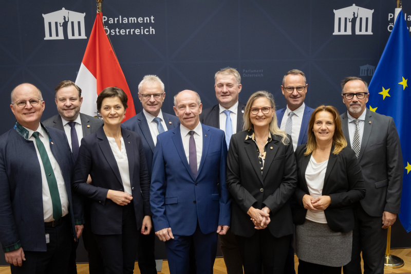Gruppenfoto. Von links: Bundesrat Bernhard Ruf (ÖVP), Bundesrat Franz Ebner (ÖVP), Bundesrätin Barbara Prügl (ÖVP), Bundesrat Ferdinand Tiefnig (ÖVP), Vorsitzender der Landtagspräsidentinnen- und -präsidentenkonferenz Max Hiegelsberger (ÖVP), Bundesrat Markus Steinmauerer (FPÖ), Bundesrätin Claudia Hauschildt-Buschberger (GRÜNE), Bundesrat Dominik Reisinger (SPÖ), Bundesrätin Johanna Miesenberger (ÖVP), Bundesrat Günter Pröller (FPÖ)