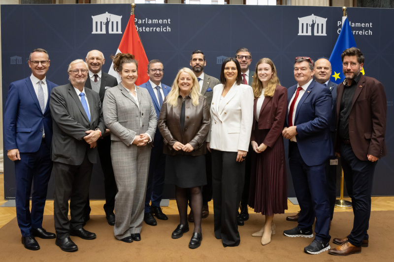 Gruppenfoto. 1. Reihe von links: Bundesrat Dominik Reisinger (SPÖ), Bundesrat Christoph Matznetter (SPÖ), Bundesrätin Verena Schweiger (SPÖ), Bundesrätin Claudia Arpa (SPÖ), Präsidentin des Burgenländischen Landtages Astrid Eisenkopf (SPÖ), Bundesrätin Amelie Muthsam (SPÖ), Bundesrat Michael Wanner (SPÖ), Bundesrat Christian Fischer (SPÖ). 2. Reihe von links: Bundesrat Mafred Mertel (SPÖ), Bundesrat Thomas Schmid (SPÖ), Bundesrat Daniel Schmid (SPÖ), Bundesrat Martin Peterl (SPÖ), Bundesrat Mario Trinkl (SPÖ)
