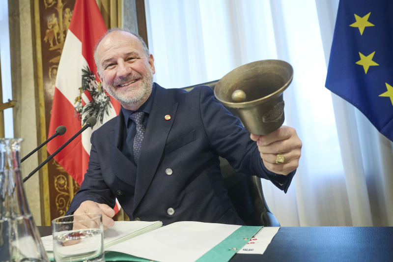 Bundesratspräsident Peter Samt (FPÖ) am Präsidium eröffnet die Sitzung