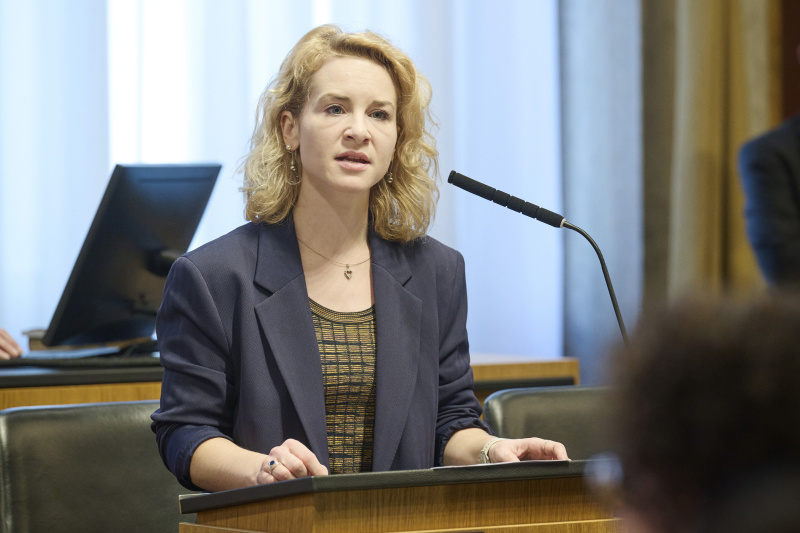 Am Rednerinnenpult Frauenministerin Eva-Maria Holzleitner (SPÖ)