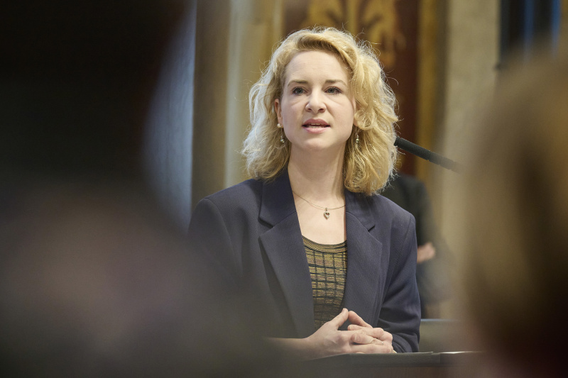 Am Rednerinnenpult Frauenministerin Eva-Maria Holzleitner (SPÖ)