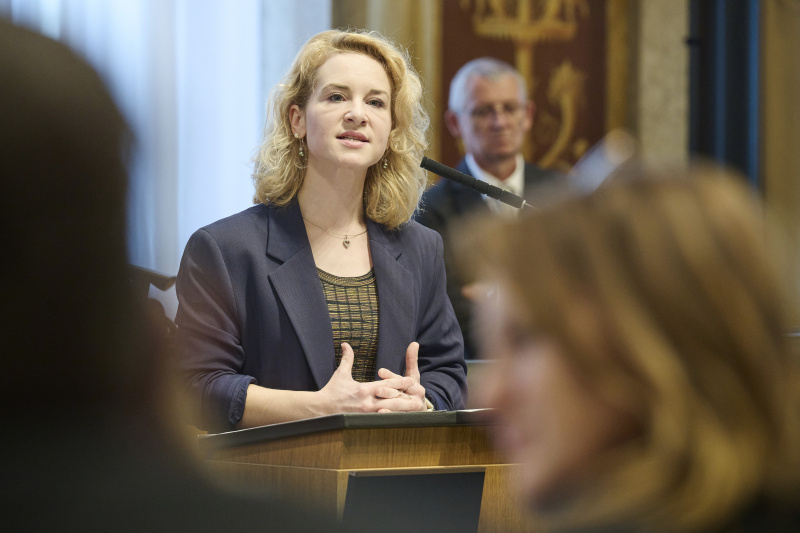 Am Rednerinnenpult Frauenministerin Eva-Maria Holzleitner (SPÖ)